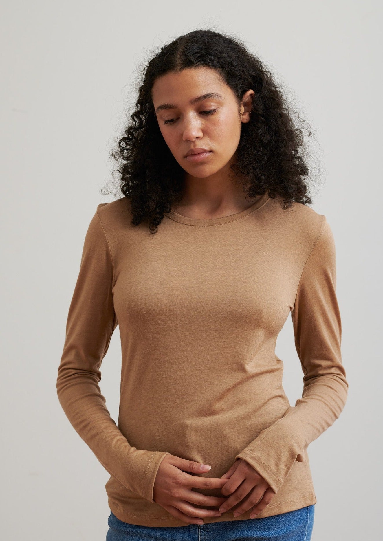 Classic long-sleeve crew neck in traceable merino wool designed for comfort and versatility in your everyday life.