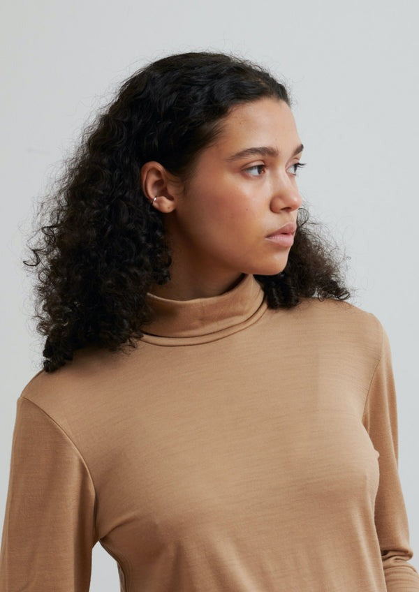 Turtleneck made in traceable merino wool is soft and breathable to wear all seasons designed for comfort and versatility in your everyday life.
