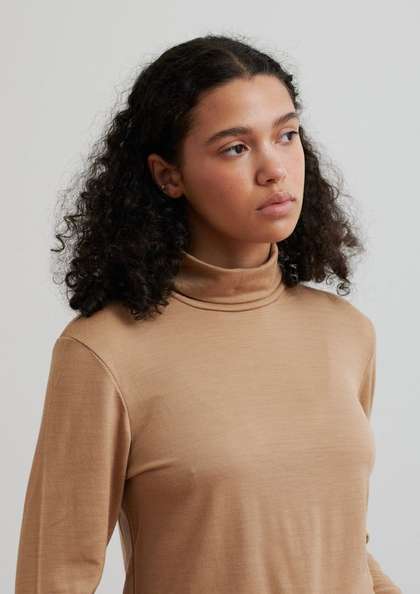 Turtleneck made in traceable merino wool is soft and breathable to wear all seasons designed for comfort and versatility in your everyday life.